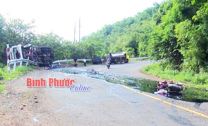 Kh&ocirc;ng l&agrave;m chủ tay l&aacute;i, xe bồn chở nhựa đường bị lật