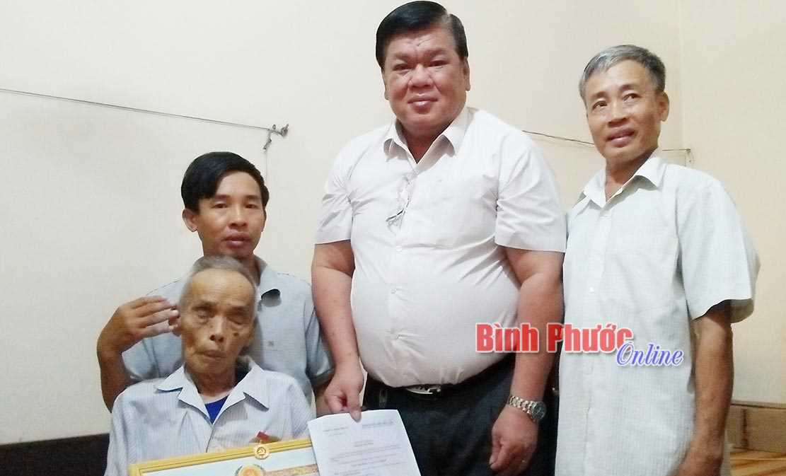 Chơn Th&agrave;nh trao Huy hiệu 70 năm tuổi Đảng