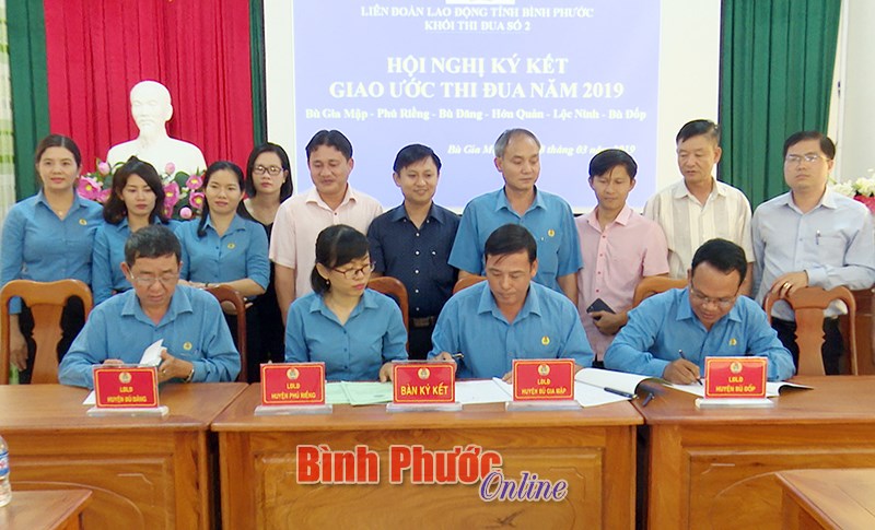 Cụm số 2 Li&ecirc;n đo&agrave;n Lao động k&yacute; kết giao ước thi đua