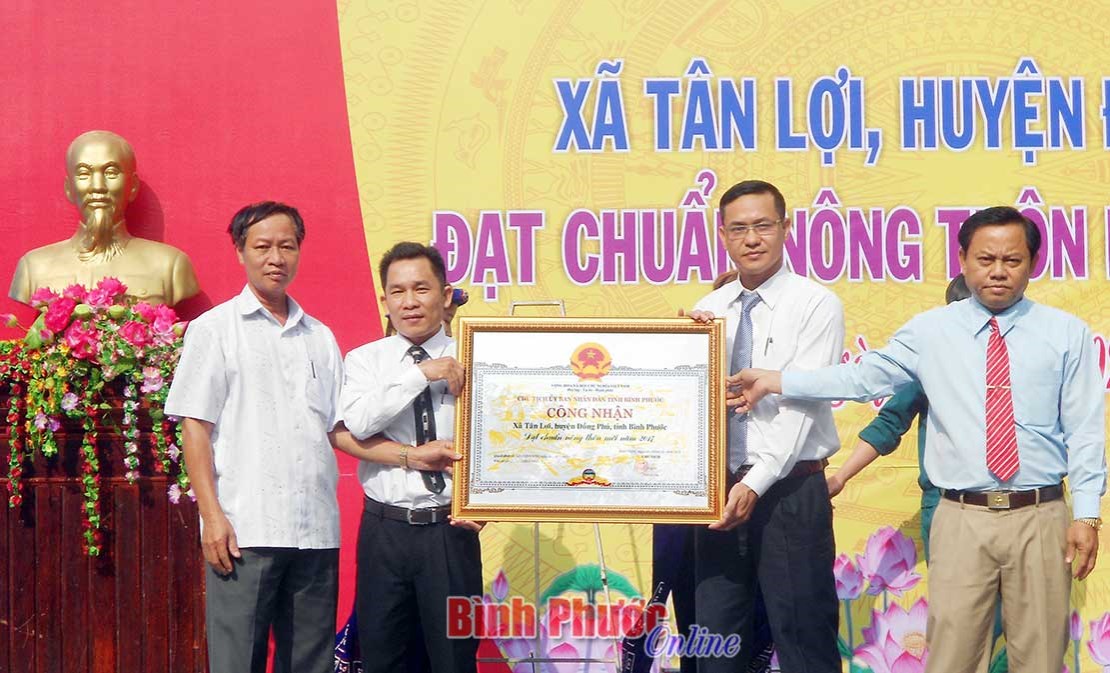 Đồng Ph&uacute; đo&agrave;n kết, thi đua y&ecirc;u nước