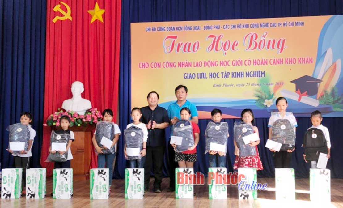 30 con c&ocirc;ng nh&acirc;n lao động được trao học bổng