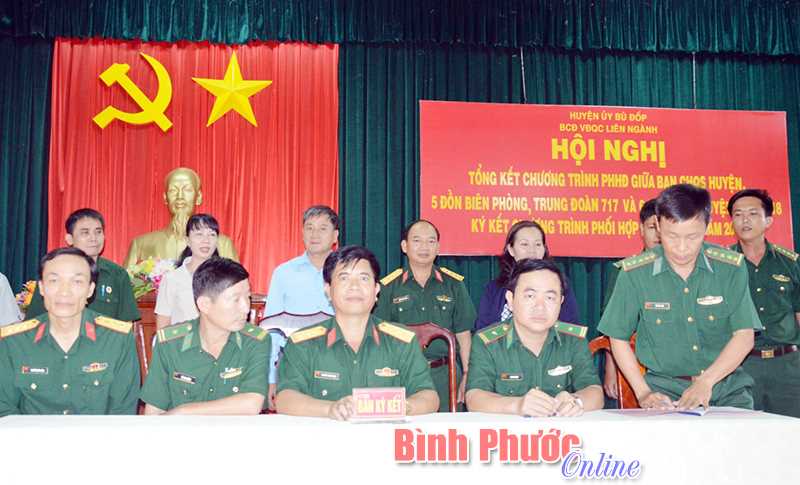 B&ugrave; Đốp k&yacute; kết phối hợp hoạt động giữa lực lượng vũ trang v&agrave; c&aacute;c đo&agrave;n thể