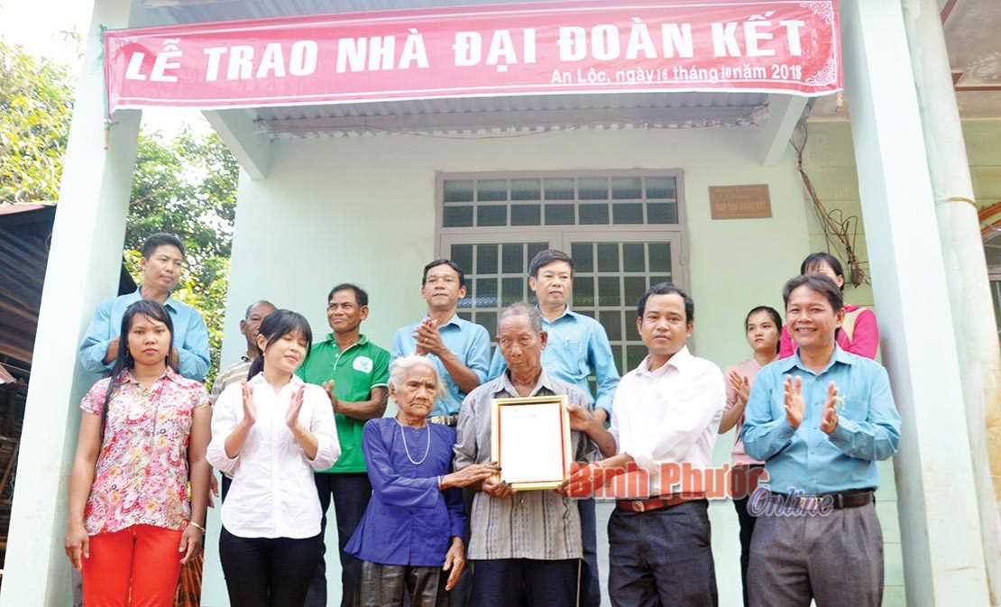 B&igrave;nh Long x&acirc;y tặng hộ ngh&egrave;o 120 nh&agrave; đại đo&agrave;n kết