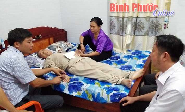 Trao tiền hỗ trợ đảng viên mắc bệnh hiểm nghèo