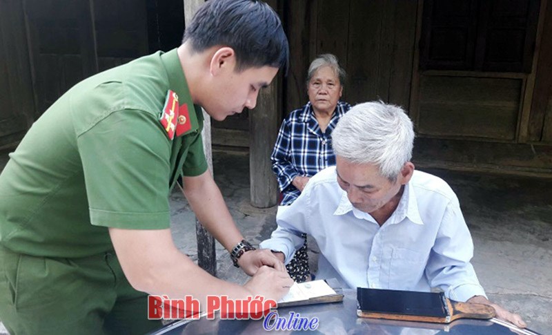 T&ocirc; thắm h&igrave;nh ảnh chiến sĩ c&ocirc;ng an nh&acirc;n d&acirc;n