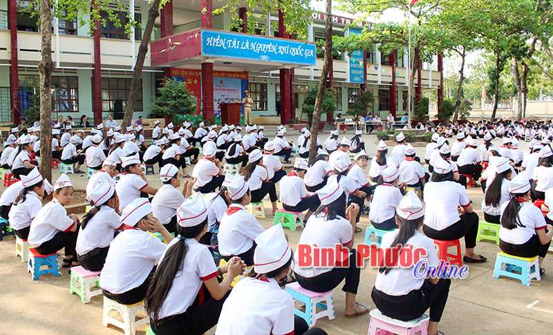 Gần 1.000 học sinh được tuyên truyền về biển, đảo, biên giới đất liền