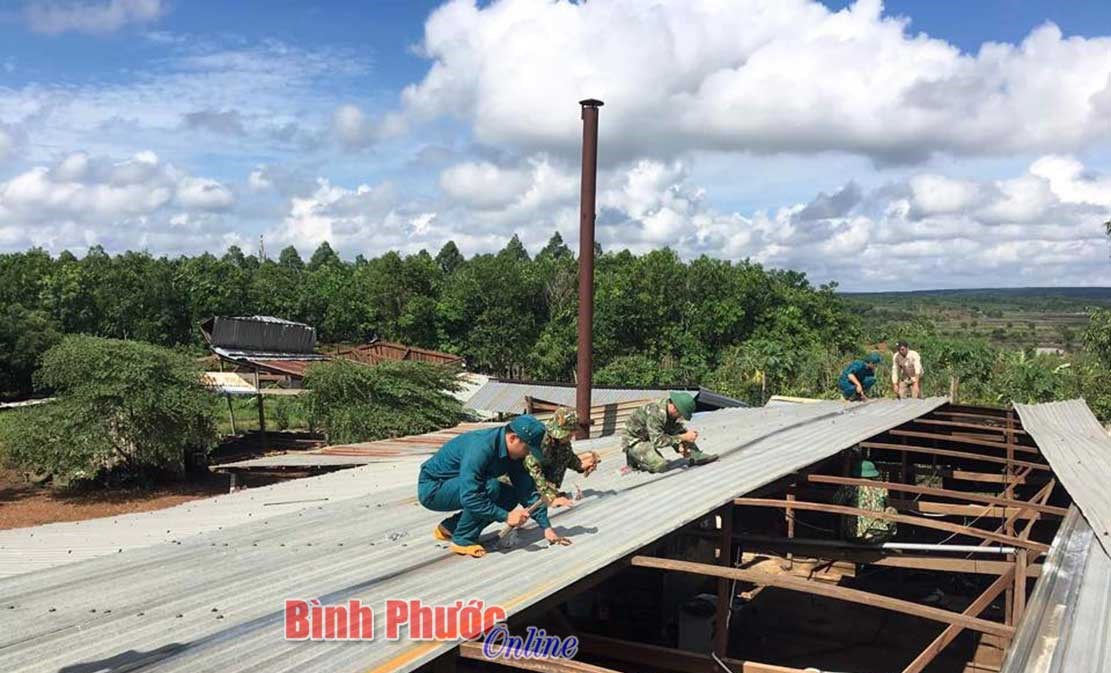 Lốc xoáy làm tốc mái 18 căn nhà ở Bù Đốp