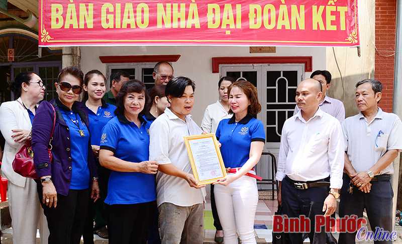 Hưng Chiến bàn giao 3 nhà đại đoàn kết