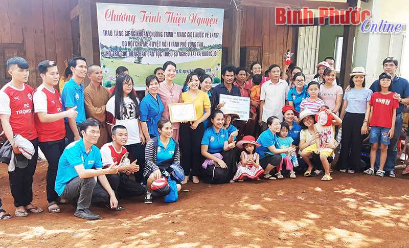 10 suất học bổng tặng học sinh dân tộc thiểu số xã Đường 10