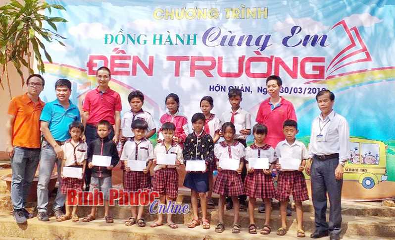 Trao 333 suất quà và học bổng tặng thiếu nhi Hớn Quản
