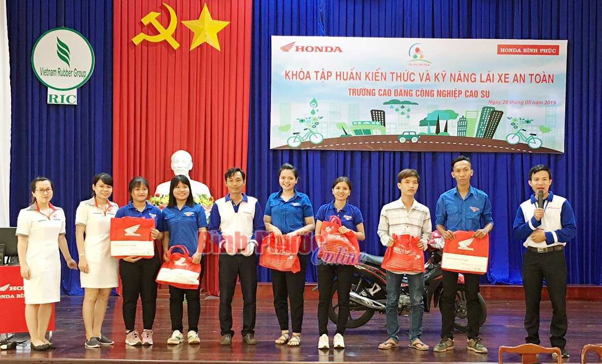 Hơn 200 sinh viên tập huấn kiến thức và kỹ năng lái xe an toàn