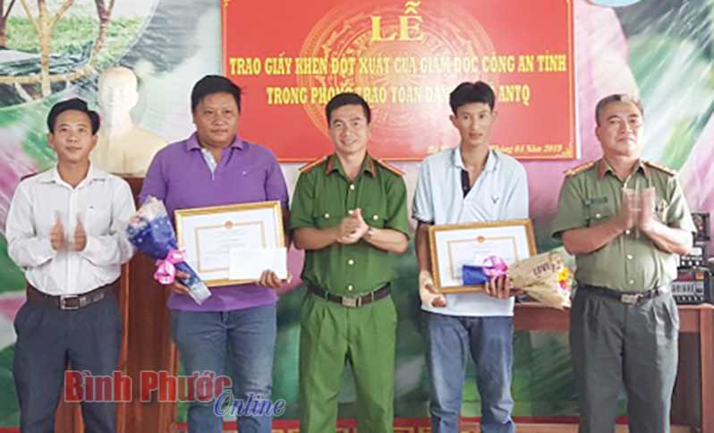 Khen thưởng 2 quần chúng dũng cảm bắt trộm