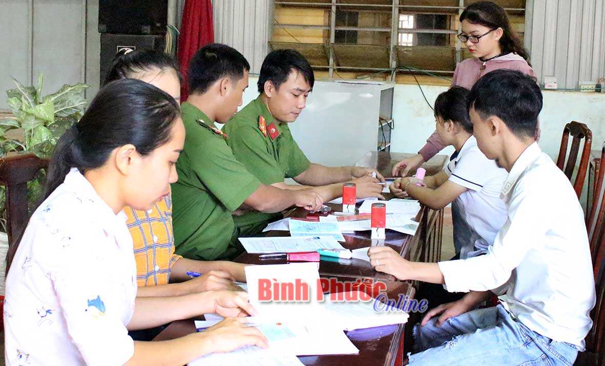 337 người dân Long Hà được làm CMND lưu động