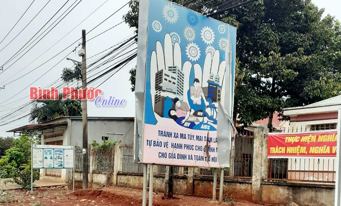 Pa-n&ocirc; bị hư v&agrave; biển b&aacute;o giao th&ocirc;ng g&acirc;y sự t&ograve; m&ograve;