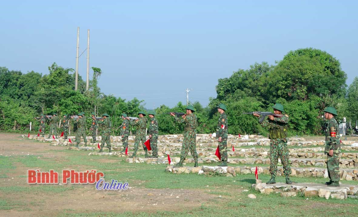 Tiểu đo&agrave;n Huấn luyện - Cơ động kiểm tra thực h&agrave;nh bắn s&uacute;ng AK b&agrave;i 1