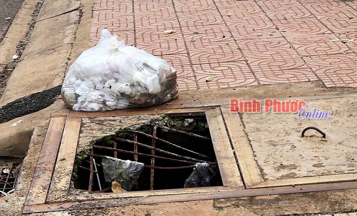 Cần sớm sửa chữa nắp cống