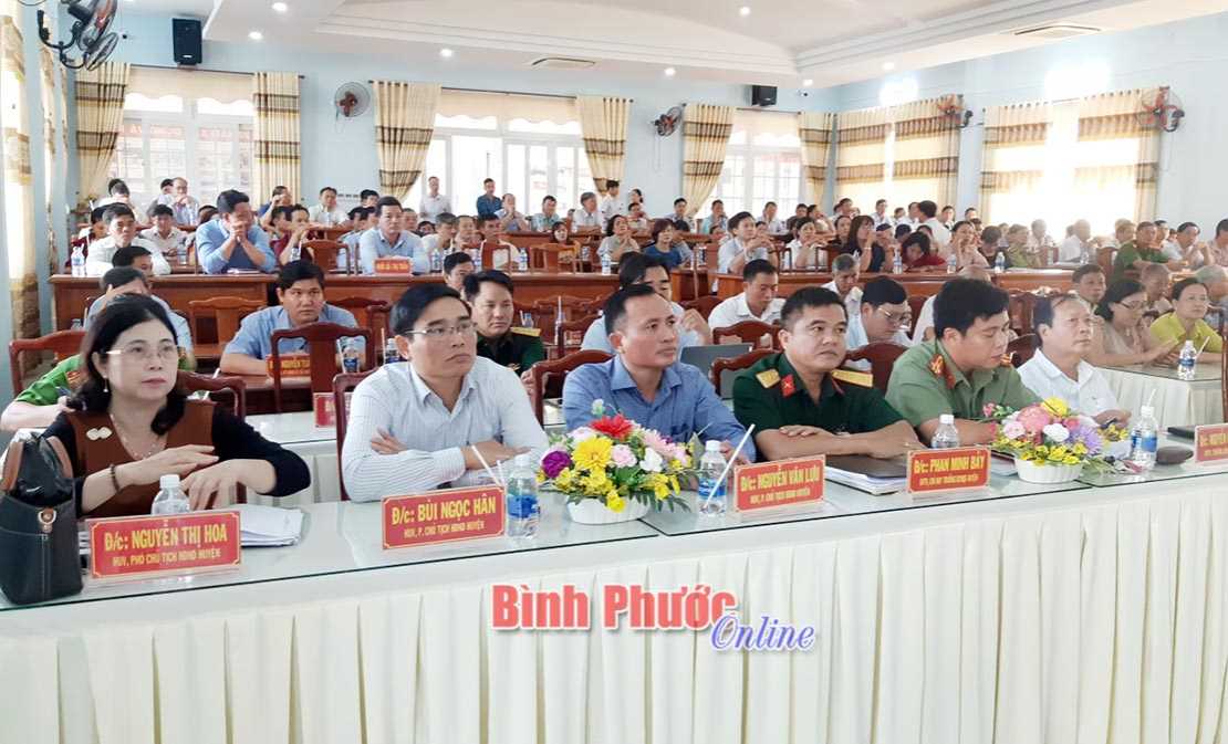 B&ugrave; Đăng: 170 c&aacute;n bộ l&atilde;nh đạo chủ chốt nghe th&ocirc;ng tin thời sự th&aacute;ng 6