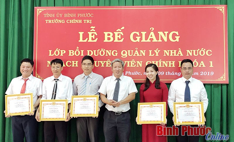 58/64 học vi&ecirc;n tốt nghiệp lớp bồi dưỡng chương tr&igrave;nh chuy&ecirc;n vi&ecirc;n ch&iacute;nh