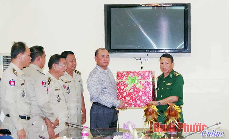 Bộ đội bi&ecirc;n ph&ograve;ng B&igrave;nh Phước ch&uacute;c tết Ch&ocirc;l Chnăm Thm&acirc;y