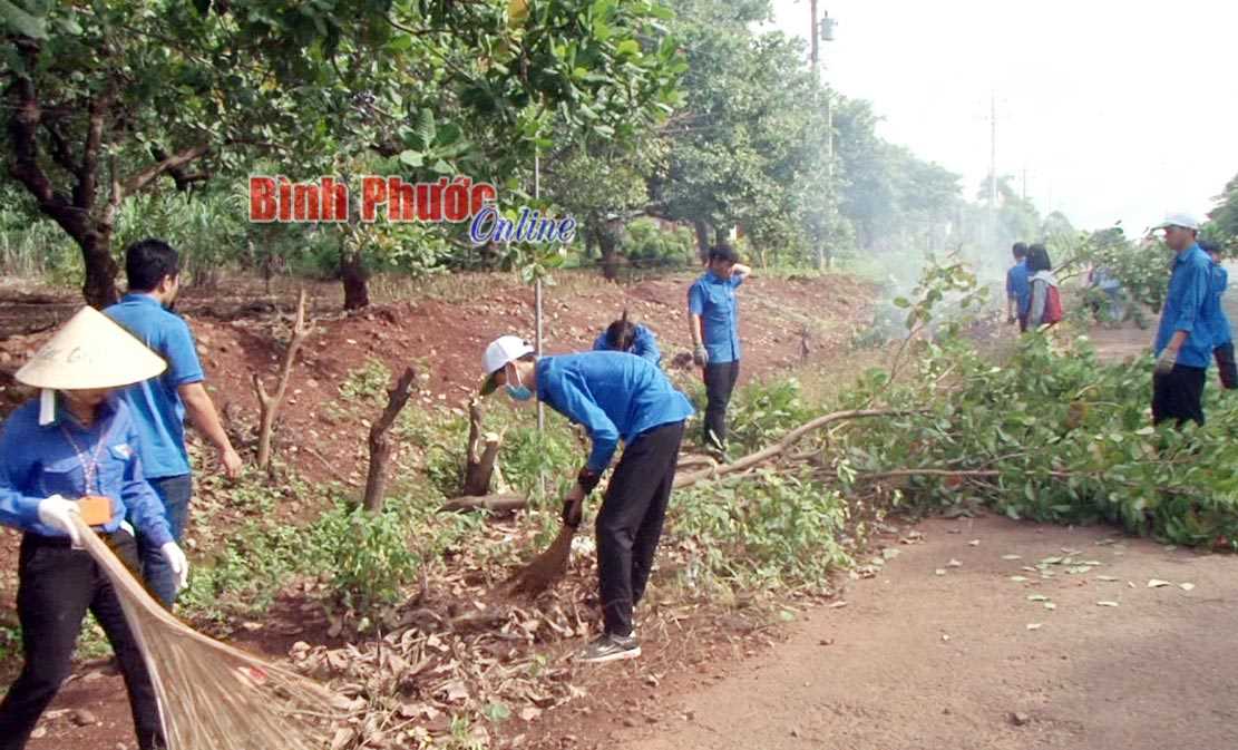 Bù Gia Mập ra quân dọn vệ sinh môi trường