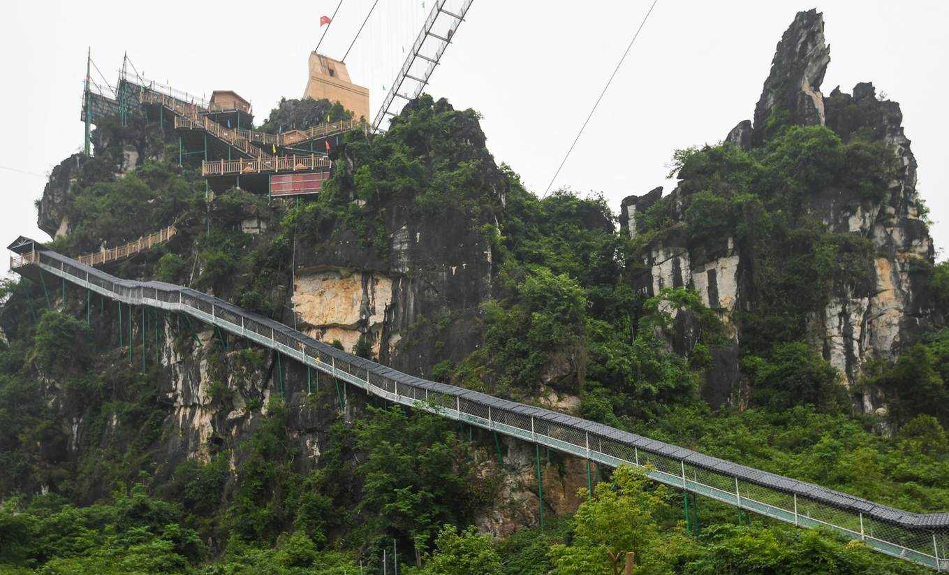 Cầu kính dài nhất thế giới cho khách trượt thẳng xuống đất từ đỉnh núi