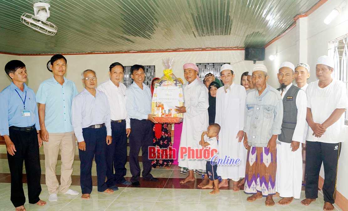 L&atilde;nh đạo tỉnh thăm, ch&uacute;c lễ Ramadal đồng b&agrave;o Chăm