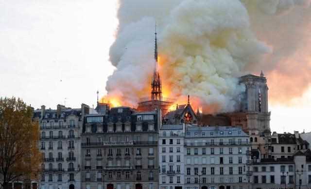 Cháy Nhà thờ Đức Bà Paris: Tổng thống Pháp Macron đến hiện trường