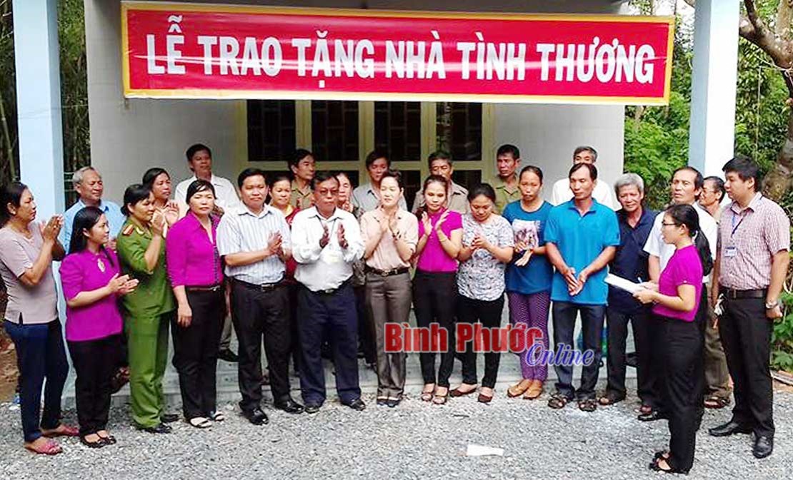 Noi gương B&aacute;c l&agrave;m việc c&oacute; &iacute;ch