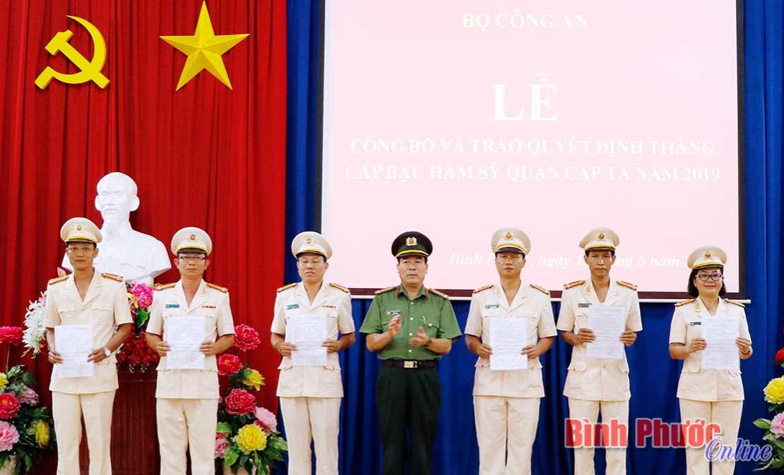 777 c&aacute;n bộ, chiến sĩ được thăng cấp bậc h&agrave;m, n&acirc;ng lương