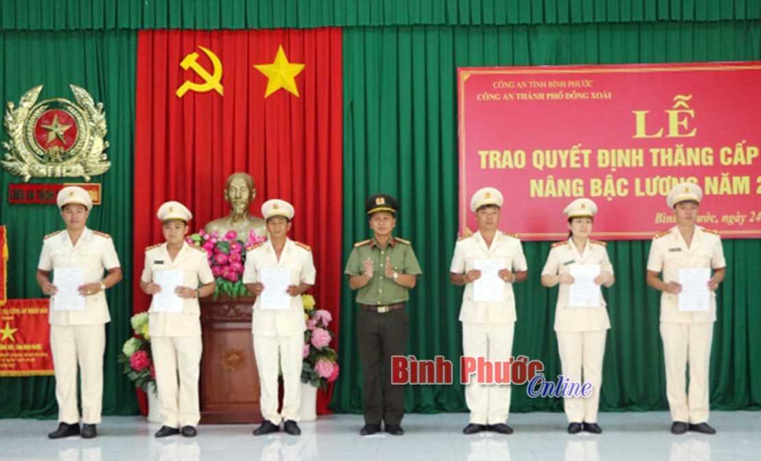 52 c&aacute;n bộ, chiến sĩ C&ocirc;ng an TP. Đồng Xo&agrave;i được thăng cấp bậc h&agrave;m, n&acirc;ng lương