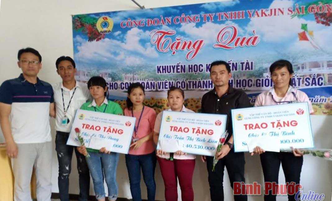 Công đoàn Công ty Yakjin Sài Gòn trao tiền ủng hộ đoàn viên khó khăn