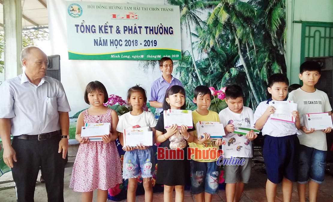 Tặng học bổng 58 học sinh giỏi vượt khó