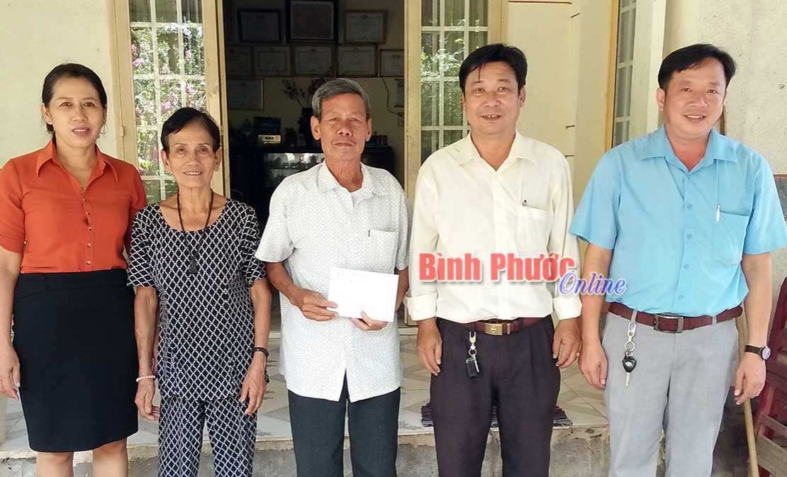 Chơn Thành hỗ trợ kinh phí cho đảng viên khó khăn