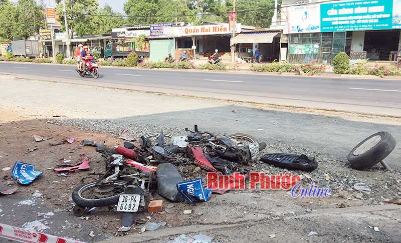 Xe tải t&ocirc;ng xe máy đang chờ qua đường, m&ocirc;̣t phụ nữ thi&ecirc;̣t mạng