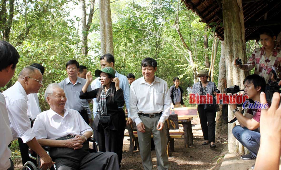 Đại tướng L&ecirc; Đức Anh với qu&ecirc; hương Lộc Ninh anh h&ugrave;ng