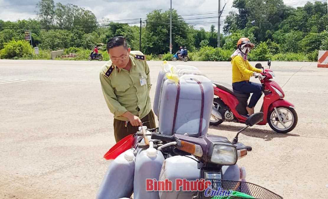 Đội quản lý thị trường số 4 tịch thu 330 lít dầu ăn bẩn