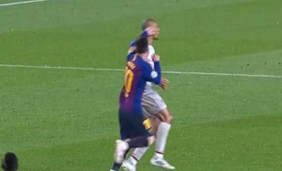 Các cổ động viên Liverpool giận dữ đòi ra án phạt cấm Messi thi đấu