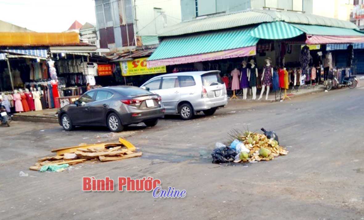 R&aacute;c giữa đường