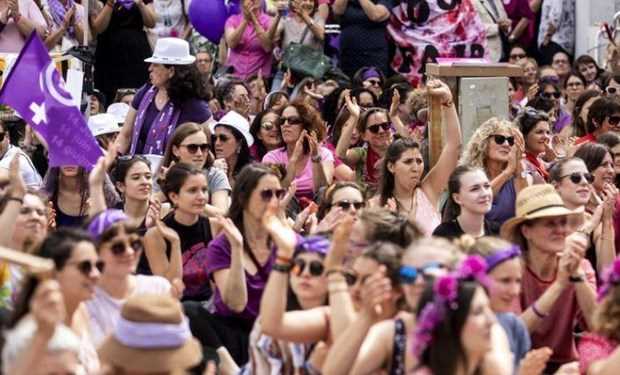 Hàng trăm ngàn phụ nữ tham gia cuộc đình công lớn tại Thụy Sĩ