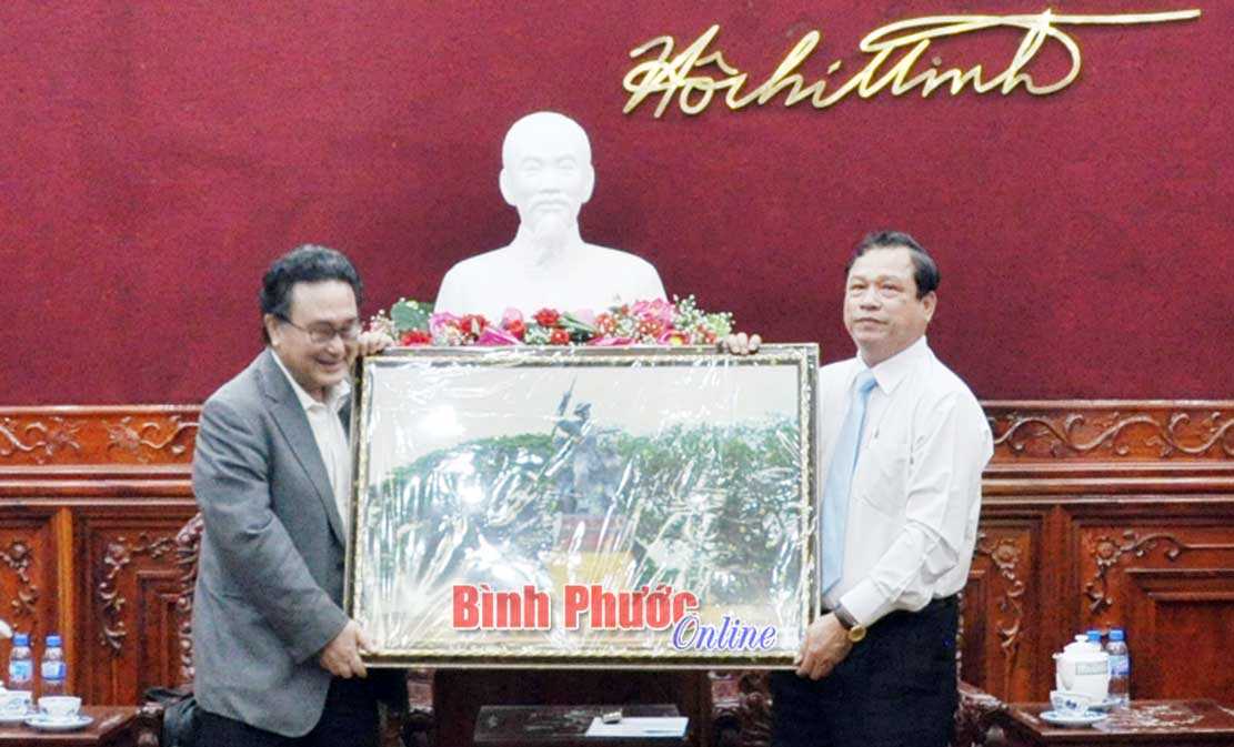 Tổng l&atilde;nh sự qu&aacute;n Nhật Bản ch&agrave;o x&atilde; giao l&atilde;nh đạo tỉnh