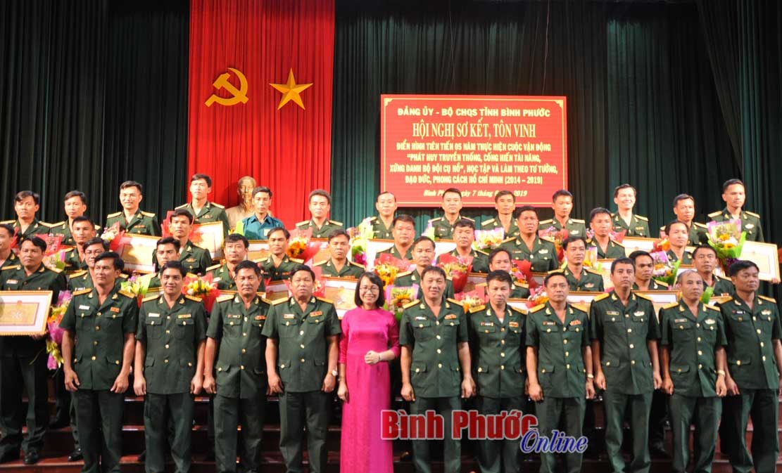 Tuy&ecirc;n dương đi&ecirc;̉n h&igrave;nh ti&ecirc;n tiến xứng danh Bộ đội Cụ Hồ