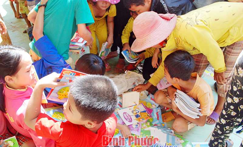 Tặng 200 phần quà cho đồng bào nghèo xã Đắk Nhau