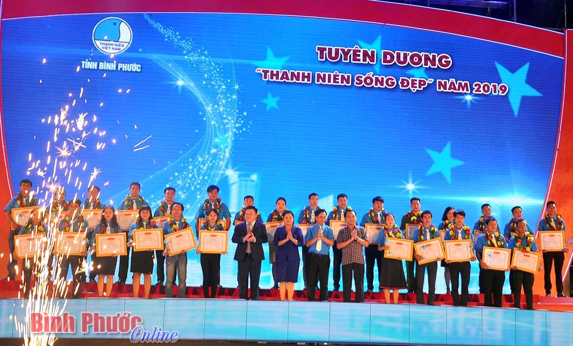 Chương trình nghệ thuật “Tôi yêu Tổ quốc tôi” giàu ý nghĩa và tuyên dương thanh niên sống đẹp