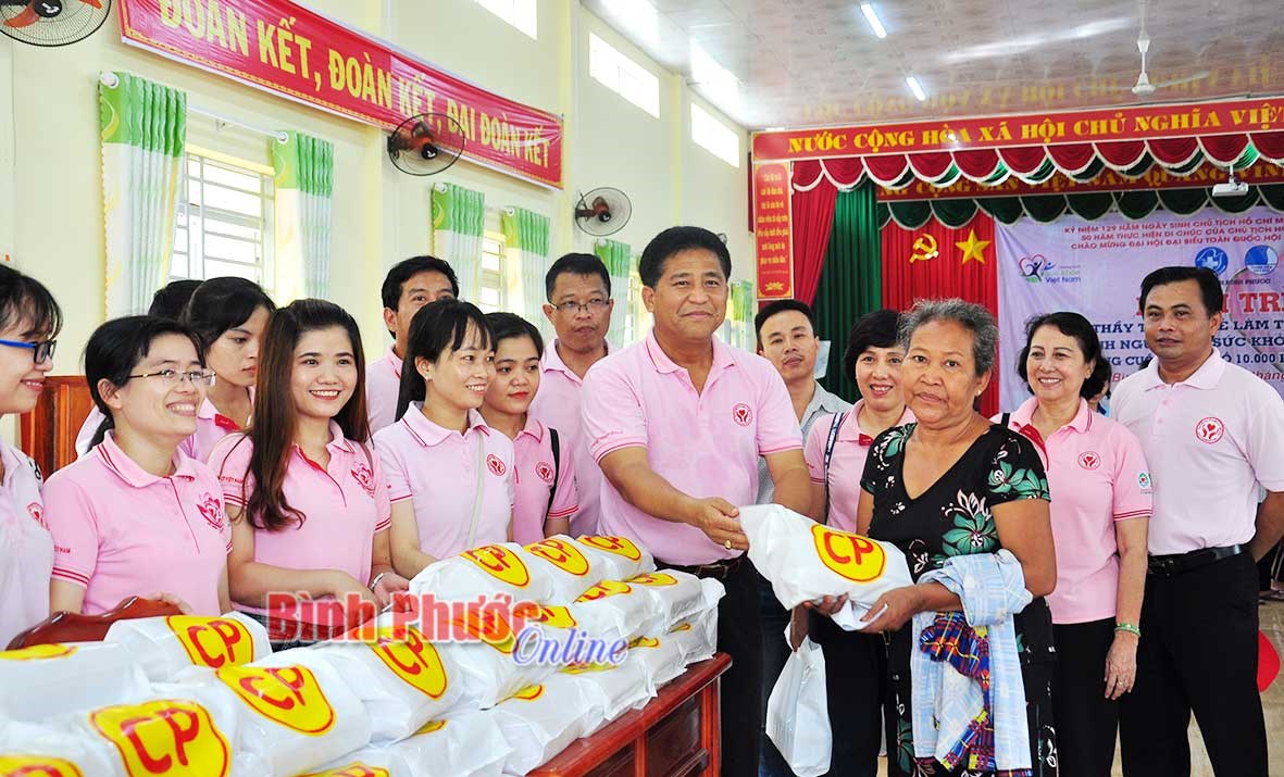 H&agrave;nh tr&igrave;nh thầy thuốc trẻ l&agrave;m theo lời B&aacute;c