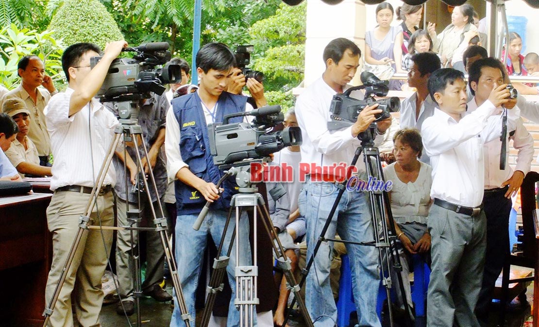 L&agrave;m b&aacute;o xưa v&agrave; nay