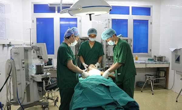 Điện thoại đang sạc phát nổ làm bé trai 12 tuổi bỏng nặng