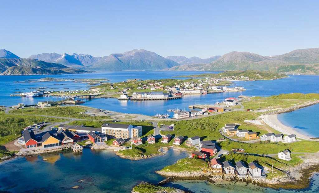 Hòn đảo nơi trẻ em đá bóng, người lớn uống cà phê lúc nửa đêm