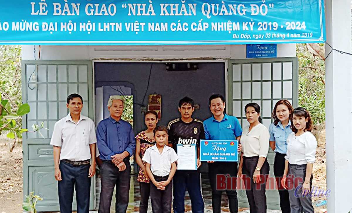 Em Điểu Khoa được tặng &ldquo;Nh&agrave; khăn qu&agrave;ng đỏ&rdquo;