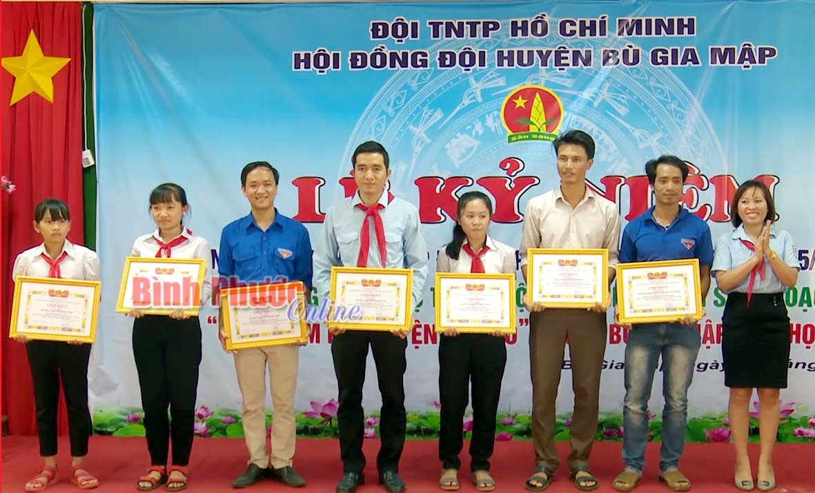 230 suất học bổng tặng học sinh khó khăn