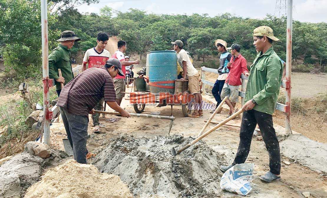 Người d&acirc;n th&ocirc;n Bom Bo x&acirc;y dựng n&ocirc;ng th&ocirc;n mới